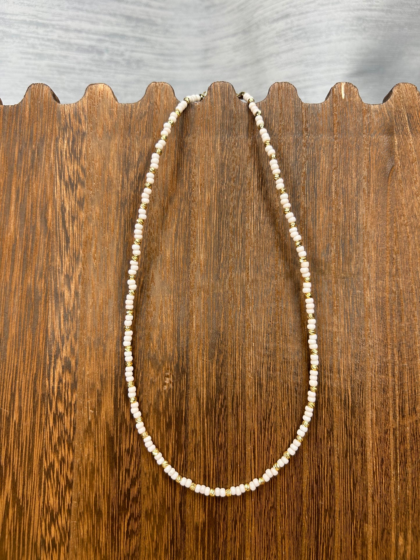 White and gold beads necklace